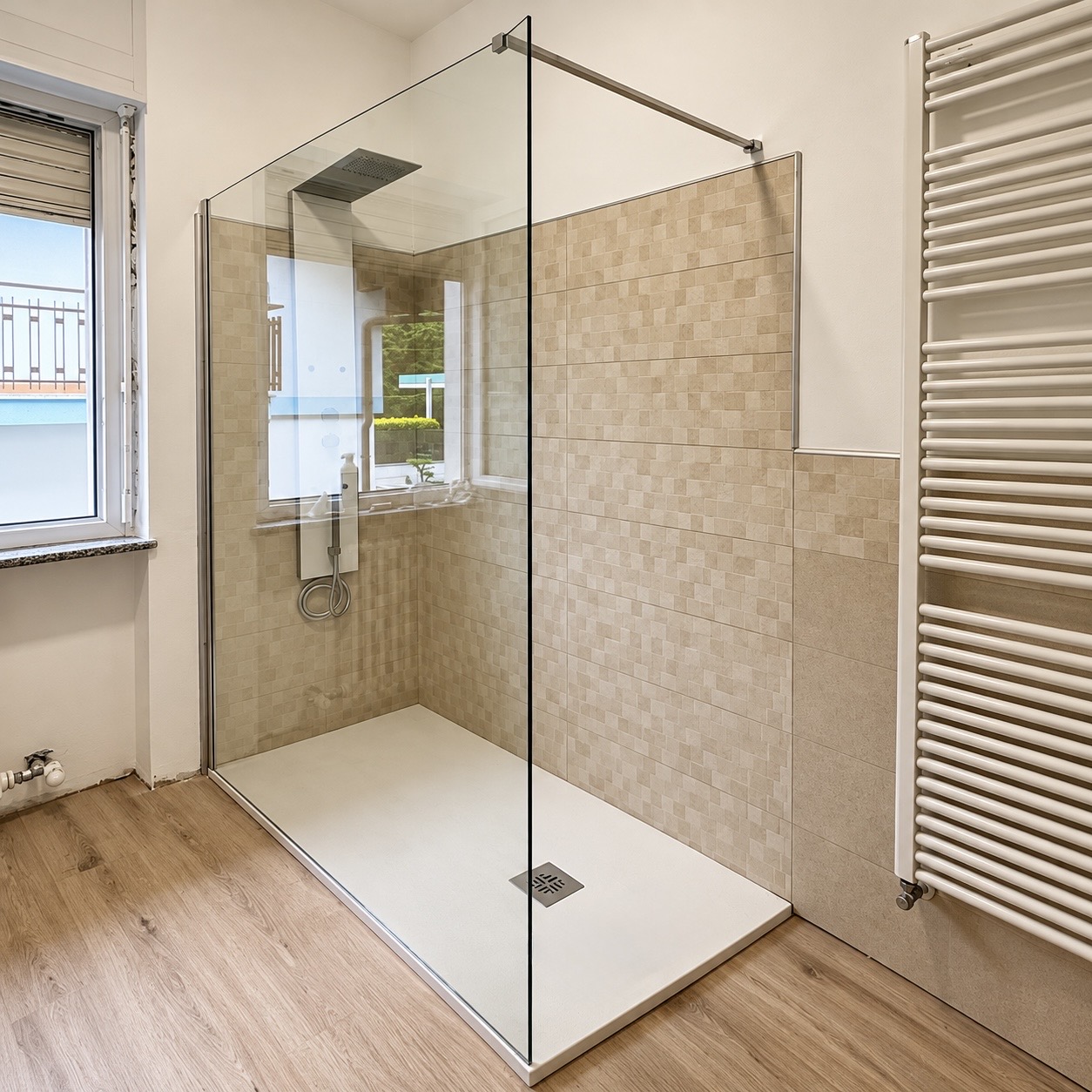 Bagno rifatto con doccia moderna